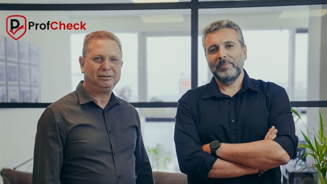 עופר רייס ואופיר מלכא, מייסדי ProfCheck, עומדים יחד במשרדם.